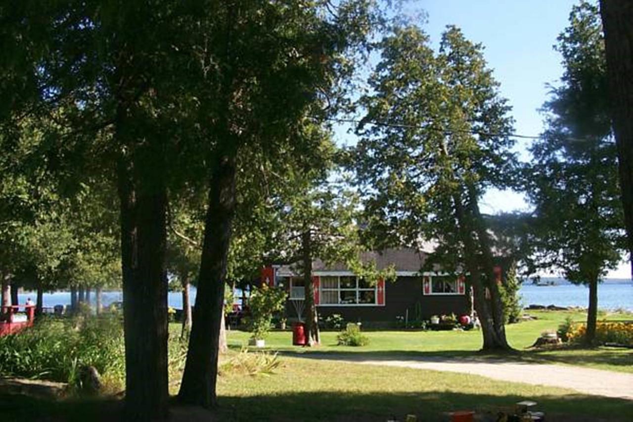 Manitowaning Wee Point Resort מראה חיצוני תמונה