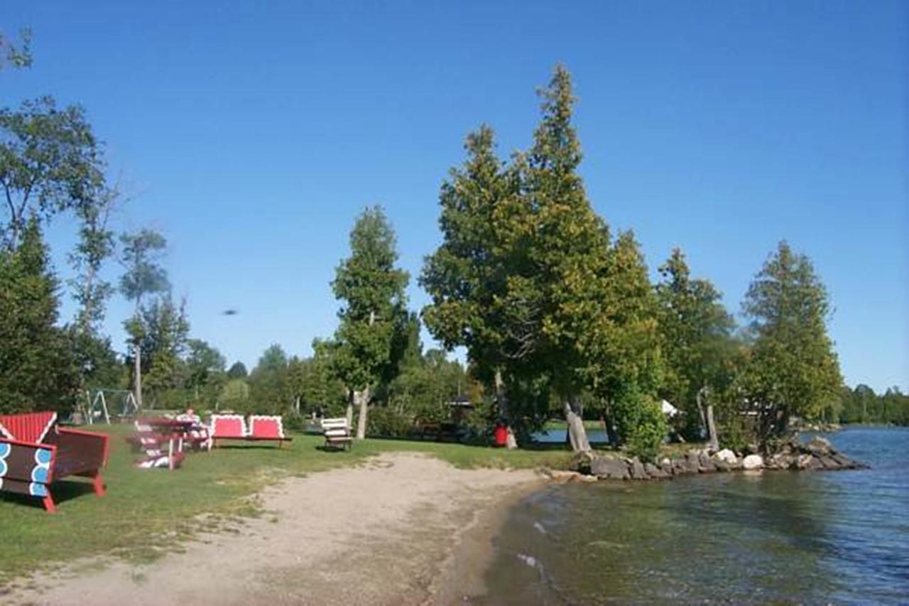Manitowaning Wee Point Resort מראה חיצוני תמונה