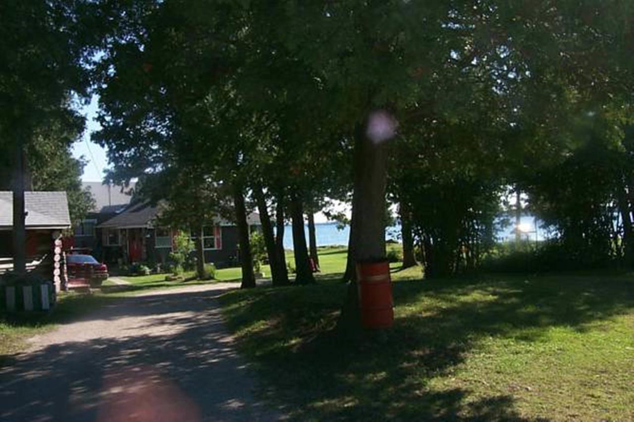 Manitowaning Wee Point Resort מראה חיצוני תמונה