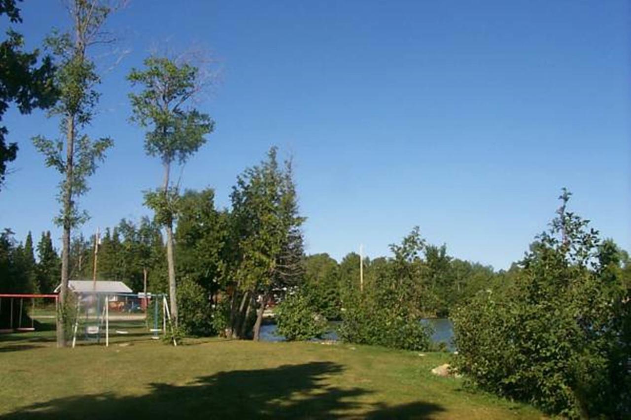 Manitowaning Wee Point Resort מראה חיצוני תמונה