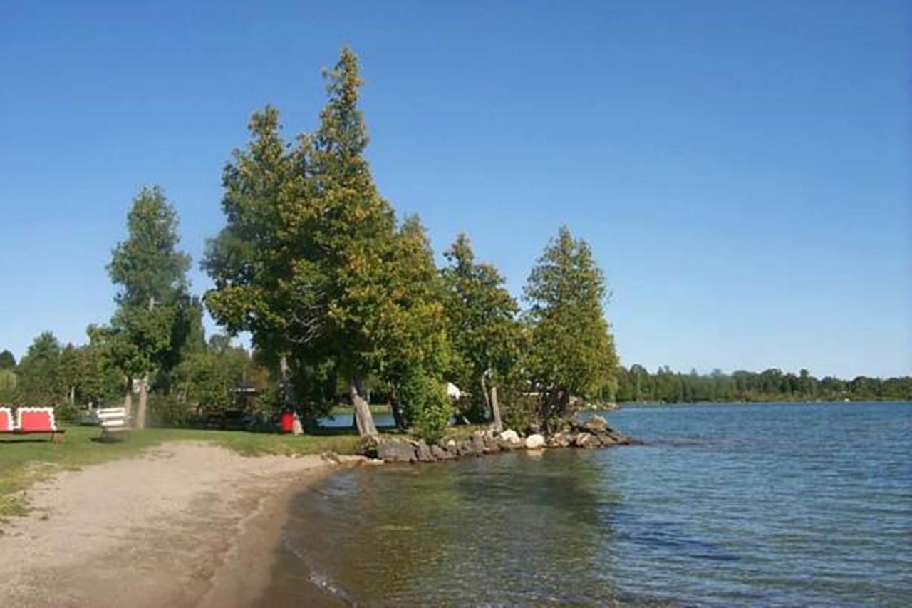 Manitowaning Wee Point Resort מראה חיצוני תמונה